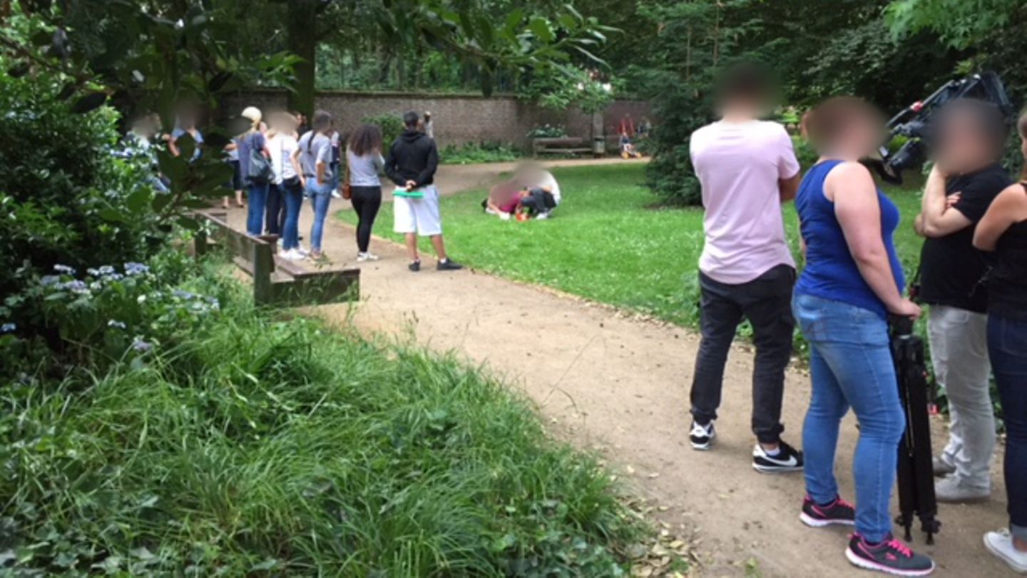 Viersen: Die Eltern eines getöteten Mädchens gehen an den Ort in einem Park und legen dort Gedenkkerzen nieder. 