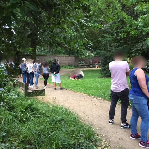 Viersen: Die Eltern eines getöteten Mädchens gehen an den Ort in einem Park und legen dort Gedenkkerzen nieder. 