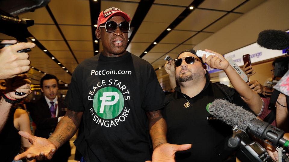 Ex-Basketball-Star Dennis Rodman (M.) spricht nach seiner Ankunft auf dem Flughafen mit Journalisten Ex-Basketball-Star Dennis Rodman (M.) spricht nach seiner Ankunft auf dem Flughafen mit Journalisten