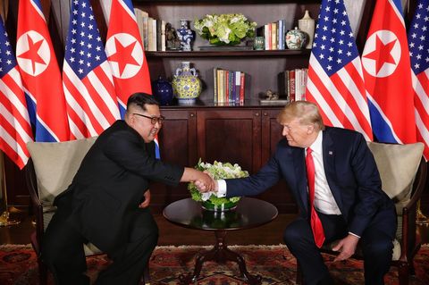 Kim Jong-un und Donald Trump schütteln sich bei historischem Treffen in Singapur die Hände
