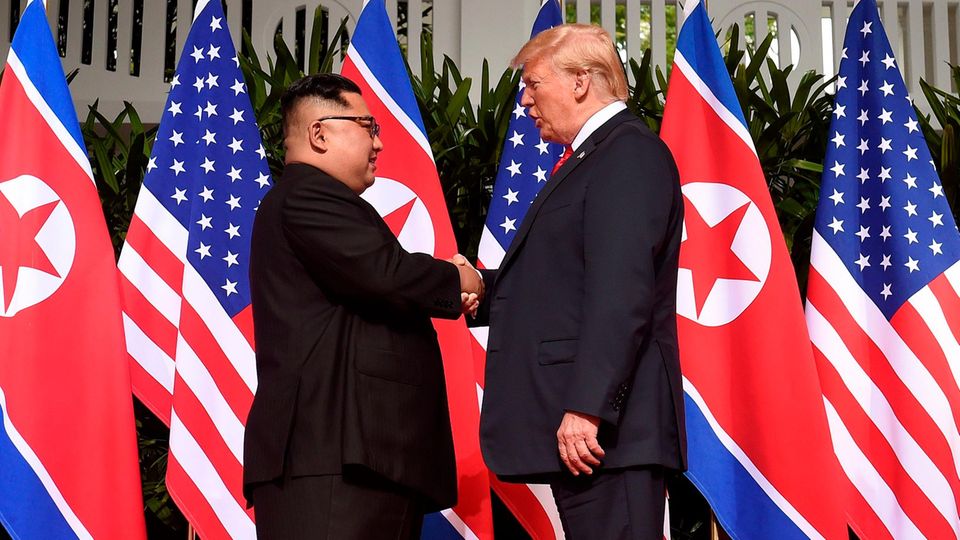 Historischer Handschlag zwischen Donald Trump und Kim Jong Un in Singapur Historischer Handschlag zwischen Donald Trump und Kim Jong Un in Singapur