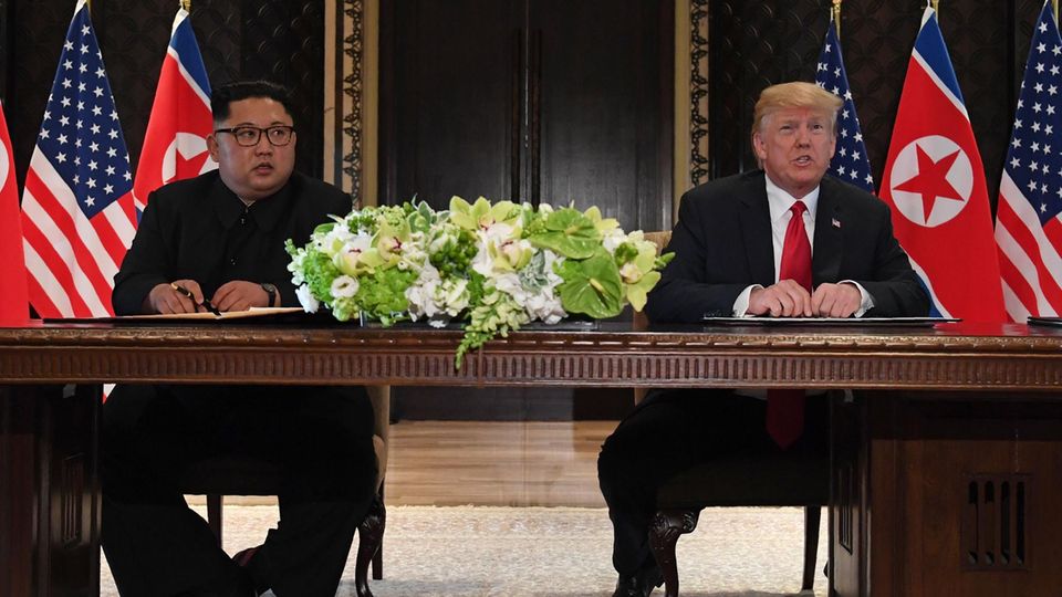 Trump und Kim unterzeichnen gemeinsame Vereinbarung Trump und Kim unterzeichnen gemeinsame Vereinbarung