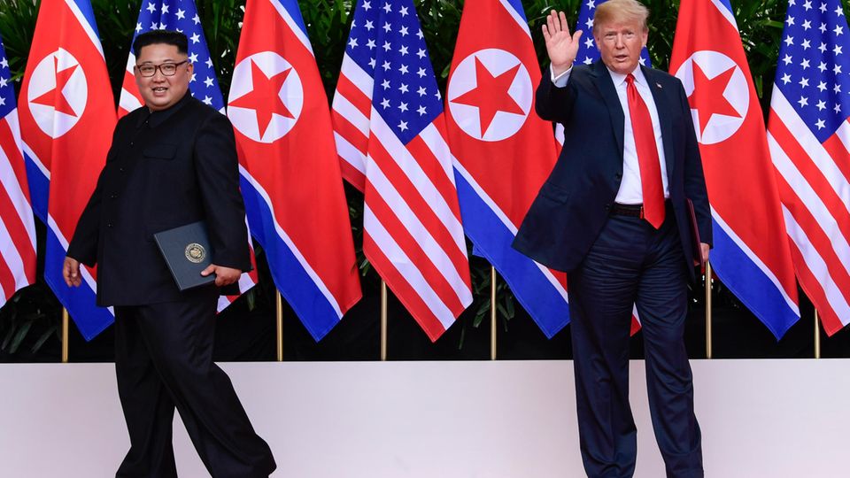 Nordkoreas Kim Jong Un geht - US-Präsident Donald Trump winkt Nordkoreas Kim Jong Un geht - US-Präsident Donald Trump winkt