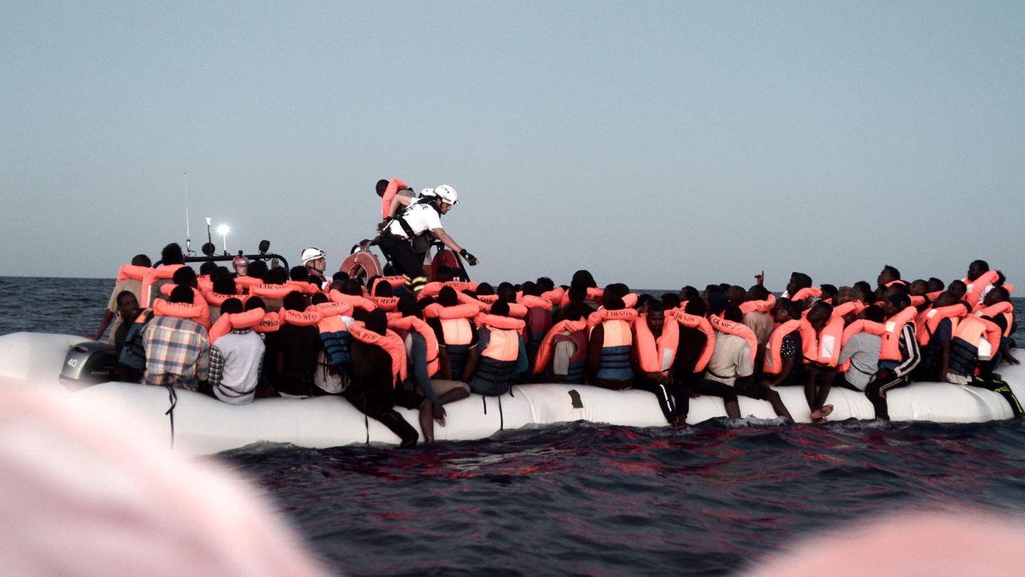 Flüchtlinge in einem Schlauchboot auf dem Mittelmeer