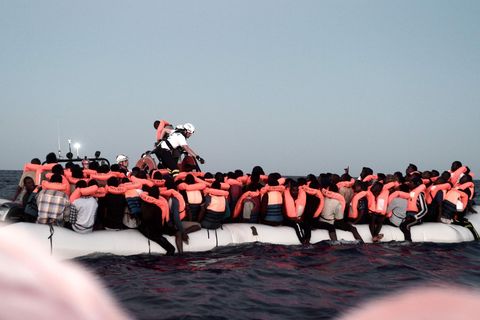 Flüchtlinge in einem Schlauchboot auf dem Mittelmeer