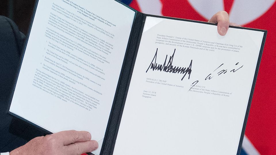 USA und Nordkorea unterzeichnen Vereinbarung: Die Unterschrift von Donald Trump und Kim Jong Un USA und Nordkorea unterzeichnen Vereinbarung: Die Unterschrift von Donald Trump und Kim Jong Un