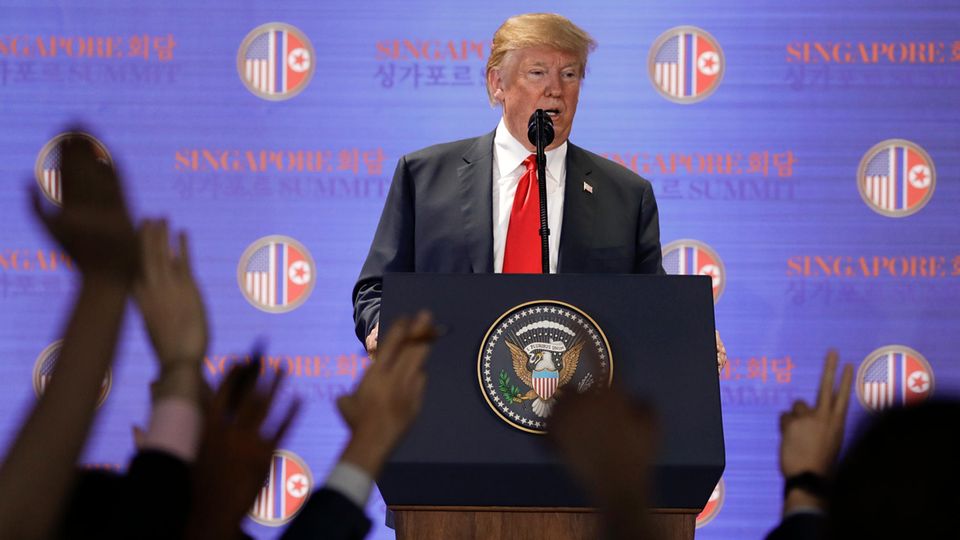 US-Präsident Donald Trump beantwortet die Fragen von Journalisten zum Deal mit Nordkorea US-Präsident Donald Trump beantwortet die Fragen von Journalisten zum Deal mit Nordkorea
