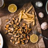 Kohlenhydrate sind nicht böse  Wer auf sein Gewicht achtet, für den gilt vor allem eins: Keine Kohlenhydrate konsumieren. Die Franzosen nehmen es mit dieser Regel nicht so streng. Denn sie wissen: Gänzlich auf die Sattmacher zu verzichten, fällt schwer und würde mit dem Genuss-Lifestyle nicht konform gehen. Daher gibt es eigentlich fast zu jeder französischen Mahlzeit eine kleine Menge Kohlenhydrate wie Brot oder Pasta. Besser ist es auf etwas anderes zu achten ...