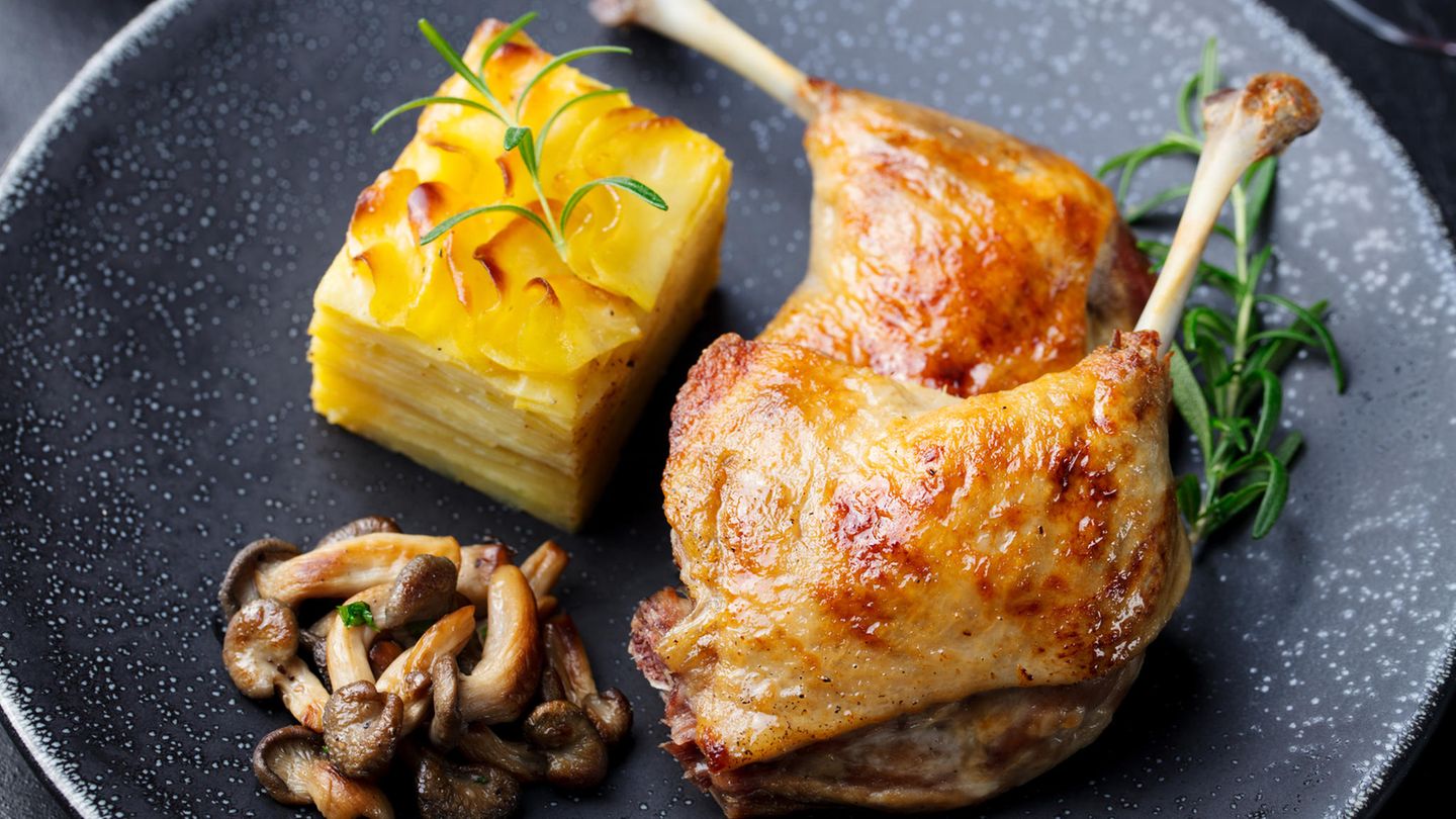 Maßhalten ist der Schlüssel  Natürlich schmeckt der erste Teller Pasta und der zweite sowieso. Aber es geht um die Balance. Wer nicht an Gewicht zulegen will, aber trotzdem nicht verzichten möchte, der sollte Maß halten. Die Franzosen haben diese Erkenntnis perfektioniert. Es gilt sich an Eiweiß und Gemüse satt zu essen. Kohlenhydrate machen nur einen kleinen Teil der Mahlzeit aus. Der Vorteil: Man fühlt sich nie überfuttert.