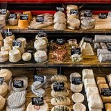 Nachtisch muss nicht immer süß sein  Die Franzosen verstehen sich natürlich auf Pâtisserie. Aber zur Abrundung eines perfekten Menüs muss es nicht immer etwas Süßes sein. Frankreich ist berühmt für seine verschiedenen Käsesorten. Wie wäre es mit einem Brie, einem Comté oder einem Roquefort?