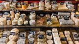 Nachtisch muss nicht immer süß sein  Die Franzosen verstehen sich natürlich auf Pâtisserie. Aber zur Abrundung eines perfekten Menüs muss es nicht immer etwas Süßes sein. Frankreich ist berühmt für seine verschiedenen Käsesorten. Wie wäre es mit einem Brie, einem Comté oder einem Roquefort?