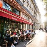 Genießen Sie Ihr Essen  Wer eine Mahlzeit einnimmt, sollte sich hinsetzen, sich dafür Zeit nehmen und einfach nur genießen. Eine klare Regel. Oft dauert daher das Mittagessen der Franzosen einige Stunden. Dazu gibt es natürlich Wein. Dass dies nicht immer praktikabel in unserer heutigen Gesellschaft ist, versteht sich. Dennoch gilt: Je öfter Sie sich Zeit fürs Essen nehmen, desto besser für Ihre Gesundheit und Ihr Seelenheil.