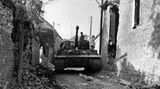 Die engen Gassen waren für den Panzerkampf denkbar ungeeignet.