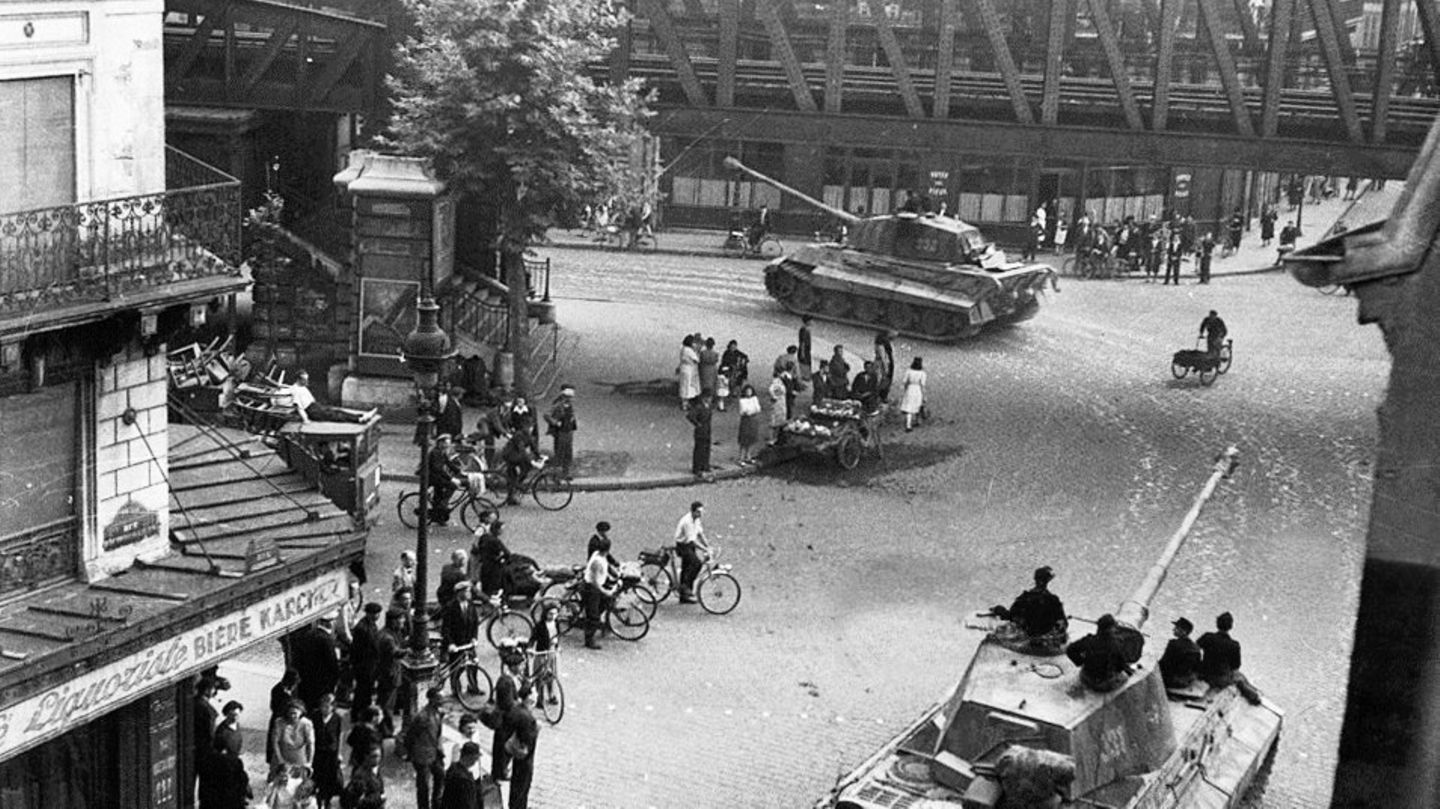 Schwere Panzer der Abteilung 503 verlassen Paris.