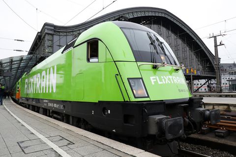 Flixtrain verlässt den Kölner Bahnhof in Richtung Hamburg