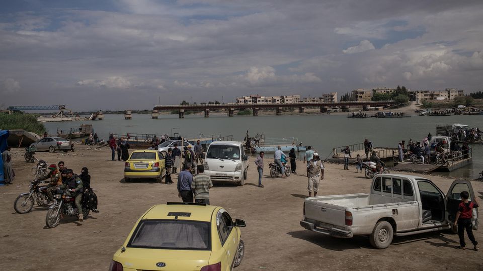 Syrienkrieg: Einziges Transportmittel über den Euphrat sind die kleinen Fährboote. Brücken müssen neu gebaut werden Einziges Transportmittel über den Euphrat sind die kleinen Fährboote. Brücken müssen neu gebaut werden