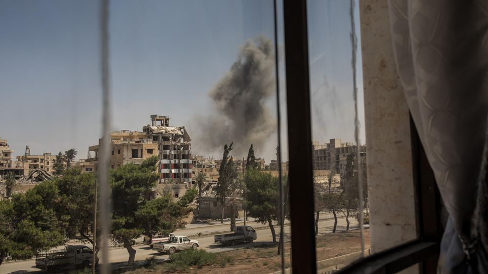 Syrienkrieg: Blick vom Rathaus: Rauch nach einer Explosion Blick vom Rathaus: Rauch nach einer Explosion
