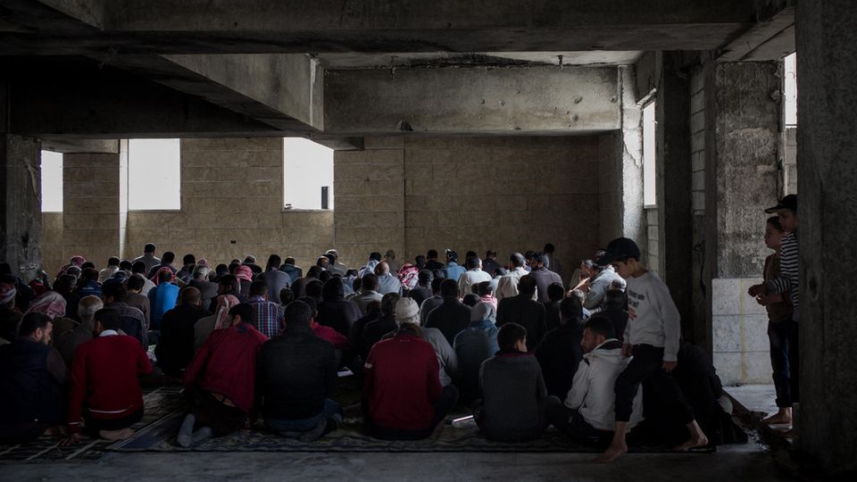 Syrienkrieg: Männer beten in einer zerstörten Moschee Männer beten in einer zerstörten Moschee