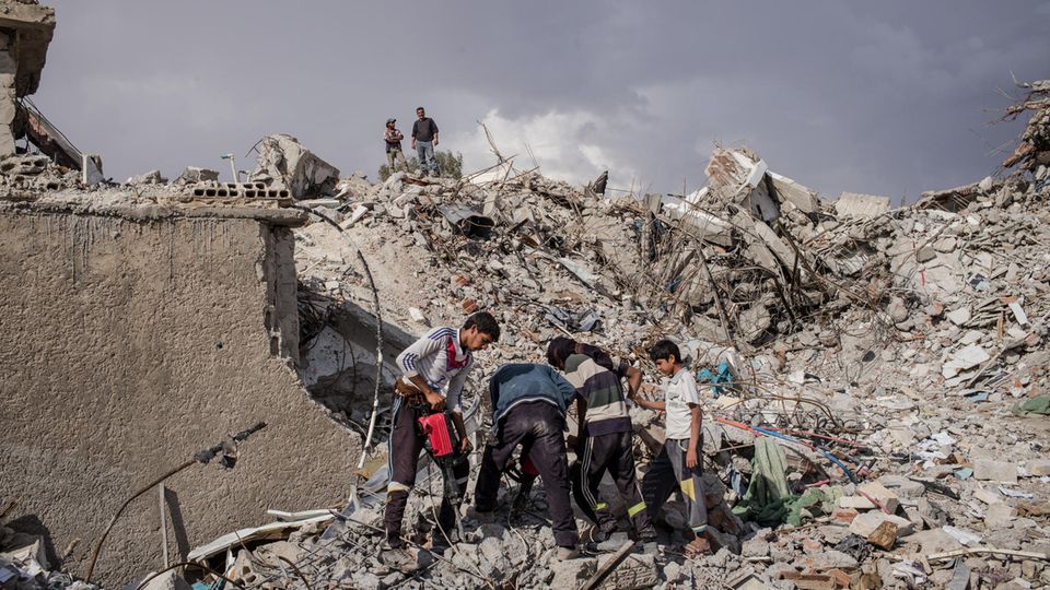 Syrienkrieg: Aufräumen: Trümmer eines Krankenhauses Aufräumen: Trümmer eines Krankenhauses