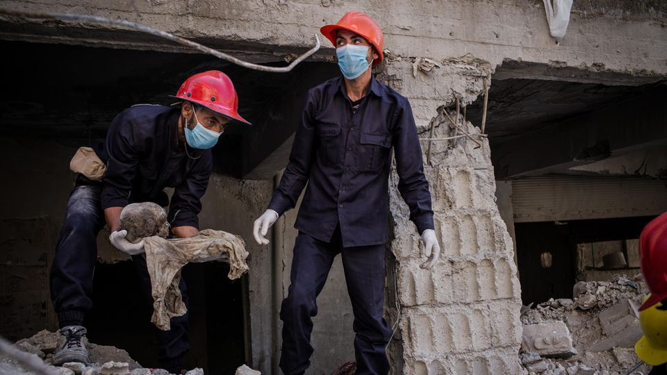 Syrienkrieg: Helfer bergen die sterblichen Überreste eines Mädchens Helfer bergen die sterblichen Überreste eines Mädchens