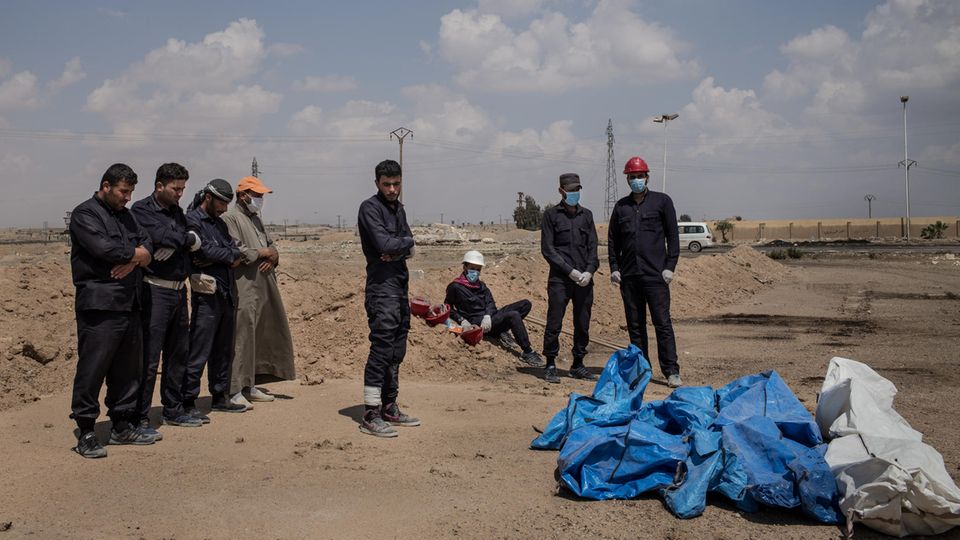 Syrienkrieg: Die geborgenen Toten werden beerdigt Die geborgenen Toten werden beerdigt