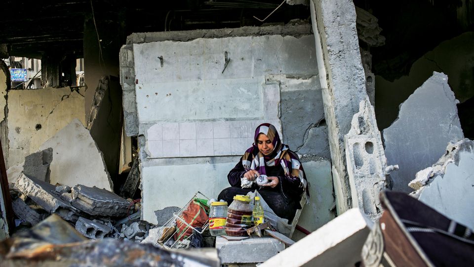 Syrienkrieg: Sie sucht nach Vorräten im eigenen Haus: Schams al-Ahmad in ihrer ehemaligen Küche Sie sucht nach Vorräten im eigenen Haus: Schams al-Ahmad in ihrer ehemaligen Küche