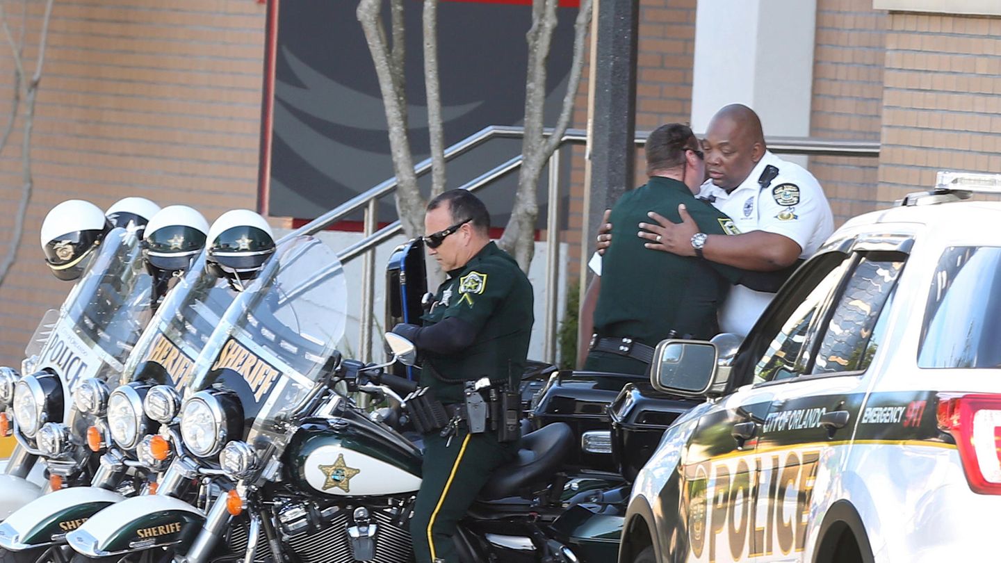Polizisten am Tatort der Geiselnahme in Florida