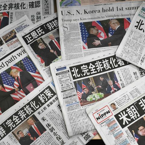 Die Titelseiten von Zeitungen in der japanischen Hauptstadt Tokio