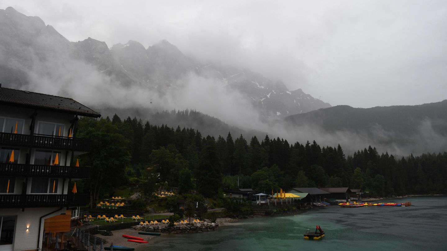 Unwetter heute: Starkregen fällt auf den Eibsee und das Zugspitzenmassiv in Bayern
