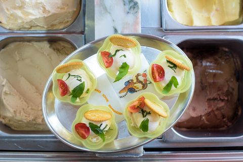 Im Eiscafé Favretti in Saarbrücken gibt's Maggi-Eis. Getoppt mit Tomate, Basilikum, Liebstöckel und Salzcracker