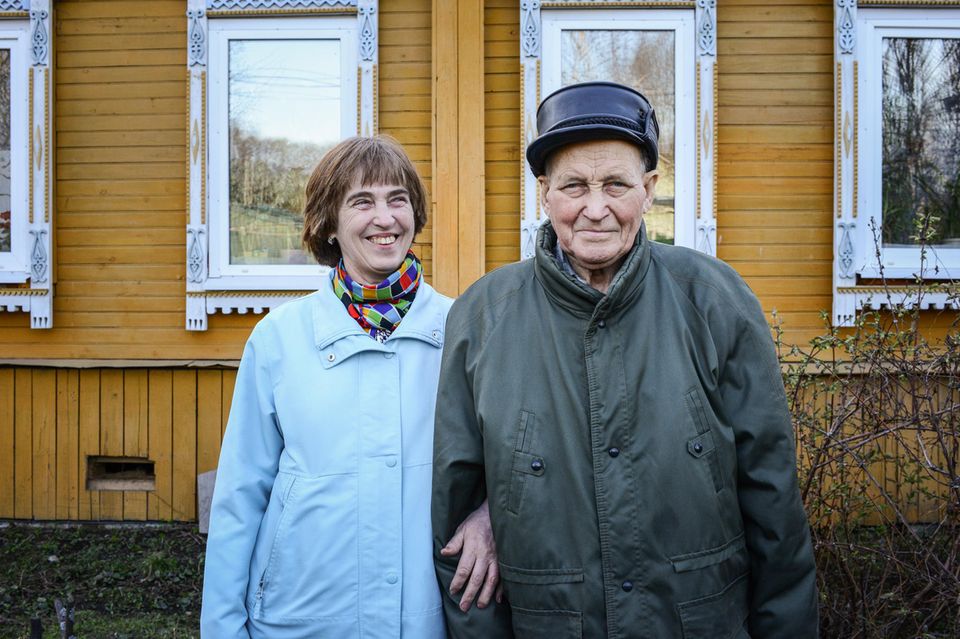 Michail Nowotelkow, 93, mit seiner Tochter Galina vor ihrem Haus in Rybinsk