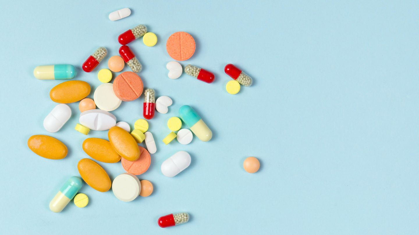 Tabletten liegen auf einem Untergrund