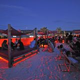 Stuttgart: Sky Beach  Weit weg vom Meer, aber hoch über der Landeshauptstadt Baden-Württembergs schwebt dieser Club: Durch 100 Tonnen Sand, Liegestühle und Sonnenschirme auf dem Dach des Kaufhof-Parkhauses in der Königstraße fühlt man sich wie am Strand. Seit 2005 kommen nicht nur sonnenhungrige Stuttgarter hierher, sondern auch viele Touristen.  Infos: www.skybeach.de