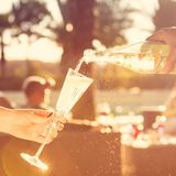 Frankfurt: Orange Beach  Die Frankfurter Institution nennt sich "das zweitschönste Versteck unter der Sonne". Aus dem Kiosk am Mainufer in Griesheim ist längst ein alternativer Treffpunkt geworden mit riesiger Bierauswahl im industriellen Ambiente, denn über die benachbarten Eisenbahnbrücken donnern unentwegt die Züge.  Infos: www.orangebeach-frankfurt.de