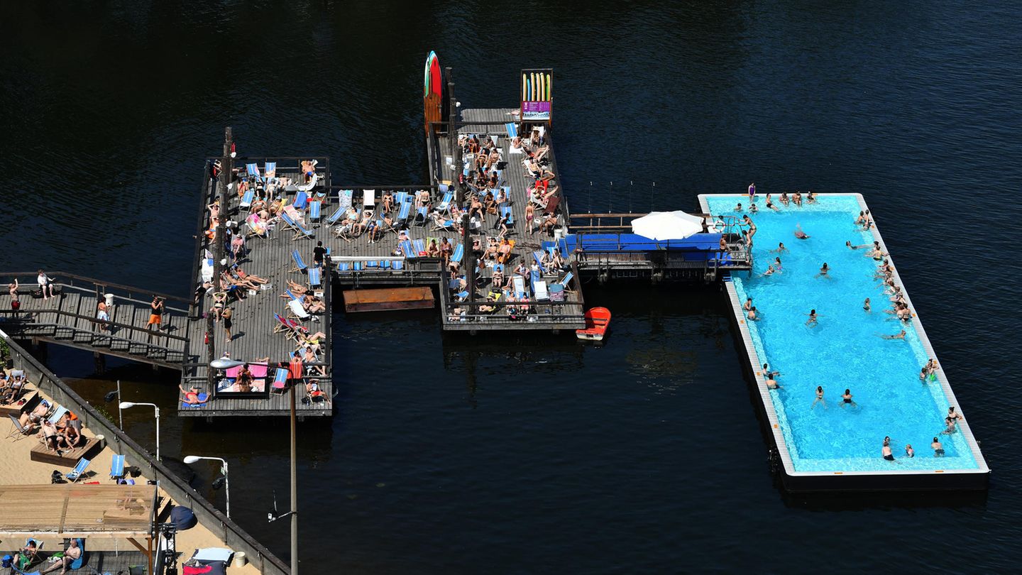 Berlin: Badeschiff