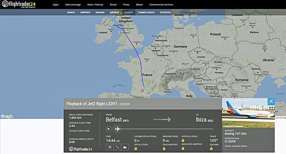 Streit im Ferienflieger: Die Boeing 737-300 von Jet2.com legte wegen eines randalierenden Passagiers am 8. Juni auf dem Weg von Belfast nach Ibiza eine außerplanmäßige Landung in Toulouse ein. Die Boeing 737-300 von Jet2.com legte wegen eines randalierenden Passagiers am 8. Juni auf dem Weg von Belfast nach Ibiza eine außerplanmäßige Landung in Toulouse ein.
