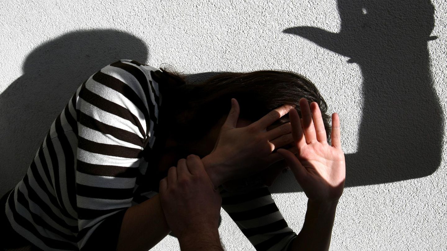 Längst gehört es zum Alltag vieler Mädchen, dass Mitschüler, Freunde, Fremde sie zu sexuellen Handlungen verleiten