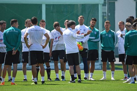 Jogi und seine Jungs: Bundestrainer Joachim Löw spricht mit der Mannschaft während des Trainings in Watutinki