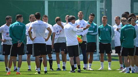 Jogi und seine Jungs: Bundestrainer Joachim Löw spricht mit der Mannschaft während des Trainings in Watutinki