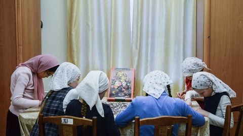 Russland: Die Mädchen des Orscher Auferstehungsklosters bei Handarbeiten 