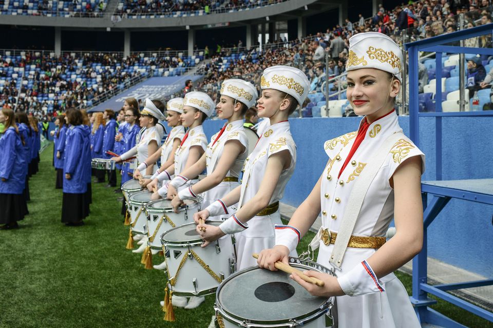 Reise durch das WM-Land: Eröffnung des Fussballstadions in Nischnij Nowgorod. Früher kamen zu den Fußballspielen in der Stadt etwa 2000 Menschen. Das neue Stadion ist auf 40.000 Zuschauer ausgelegt. Eröffnung des Fussballstadions in Nischnij Nowgorod. Früher kamen zu den Fußballspielen in der Stadt etwa 2000 Menschen. Das neue Stadion ist auf 40.000 Zuschauer ausgelegt.