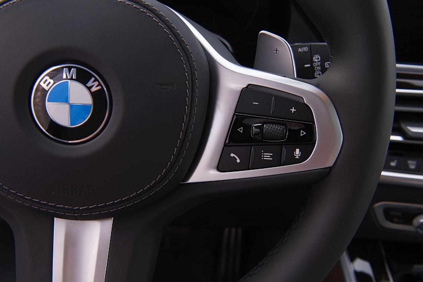 Das Lenkrad des BMW X5 ist auch in anderen Modellreihen der Bayern zu finden