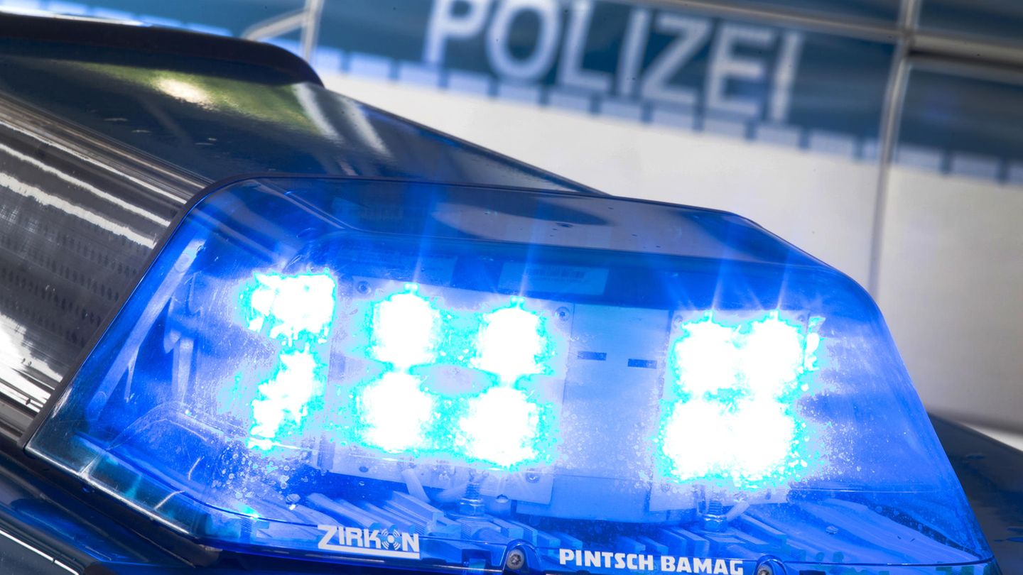 Lynchjustiz in Bremen: Das Blaulicht eines Polizeiautos