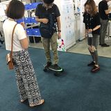 Das Elektro Skateboard beschleunigt oder bremst je nach Gewichtsverlagerung