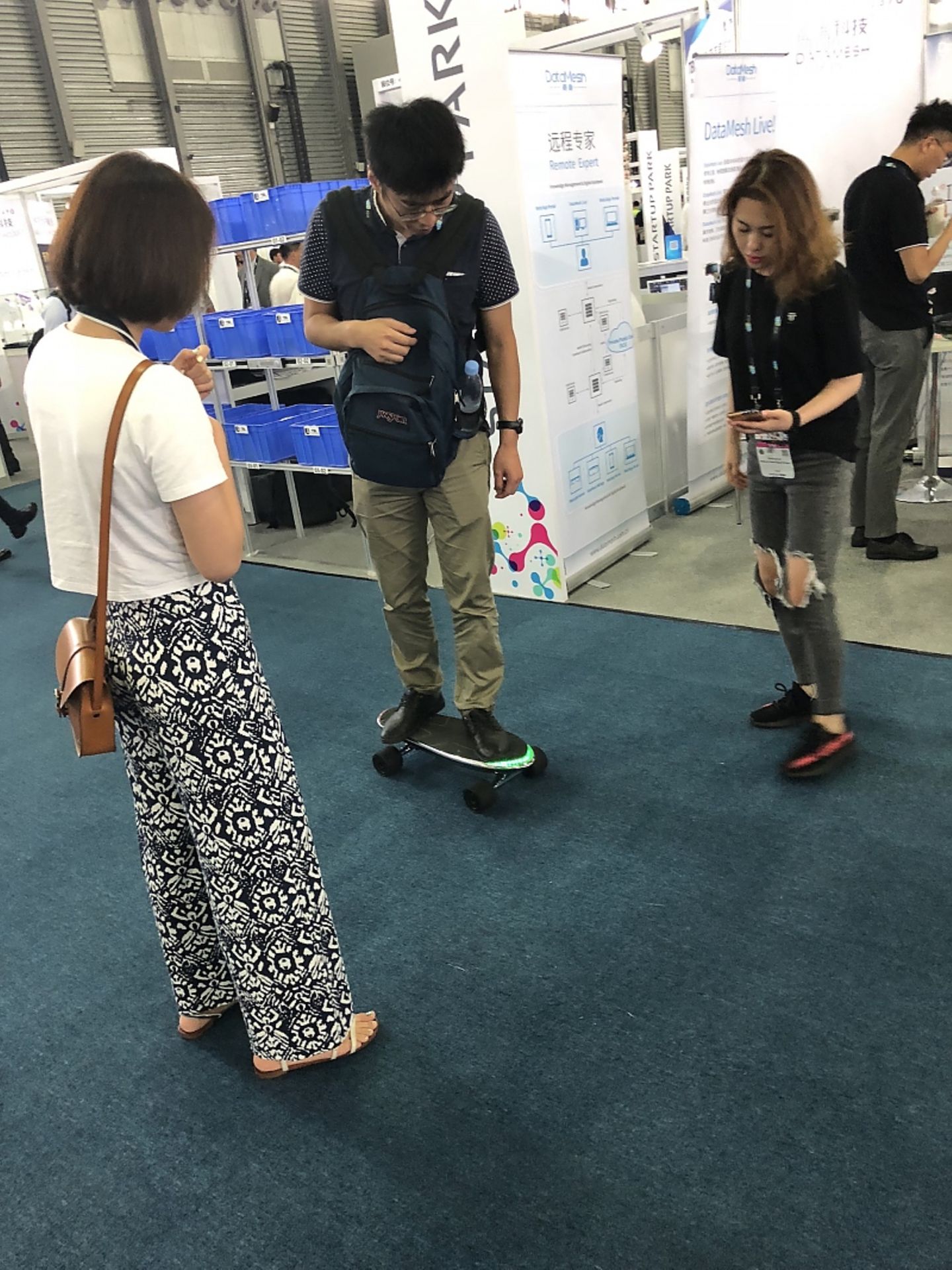 Das Elektro Skateboard beschleunigt oder bremst je nach Gewichtsverlagerung