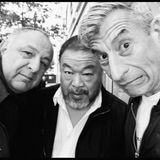 Jean Pigozzi (l.) neben den Künstlern Ai Weiwei und Maurizio Cattelan, aufgenommen 2016