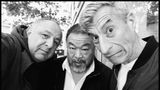 Jean Pigozzi (l.) neben den Künstlern Ai Weiwei und Maurizio Cattelan, aufgenommen 2016