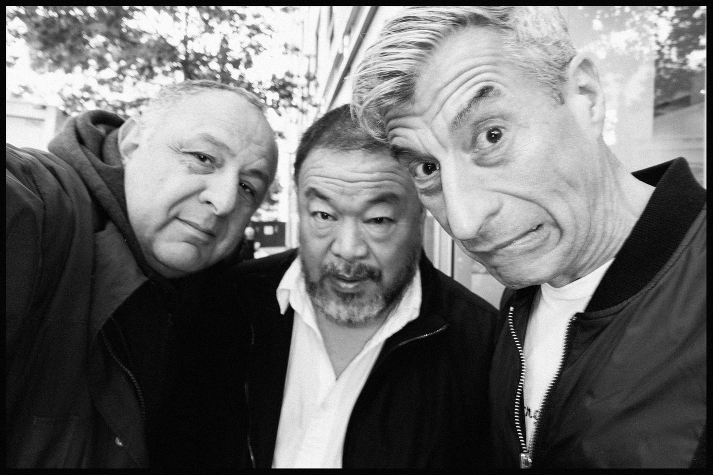 Jean Pigozzi (l.) neben den Künstlern Ai Weiwei und Maurizio Cattelan, aufgenommen 2016