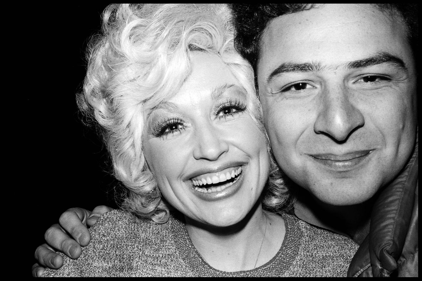 Sängerin Dolly Parton war 1977 eine der ersten prominenten Frauen, die gemeinsam mit Jean Pigozzi für ein Foto posierte