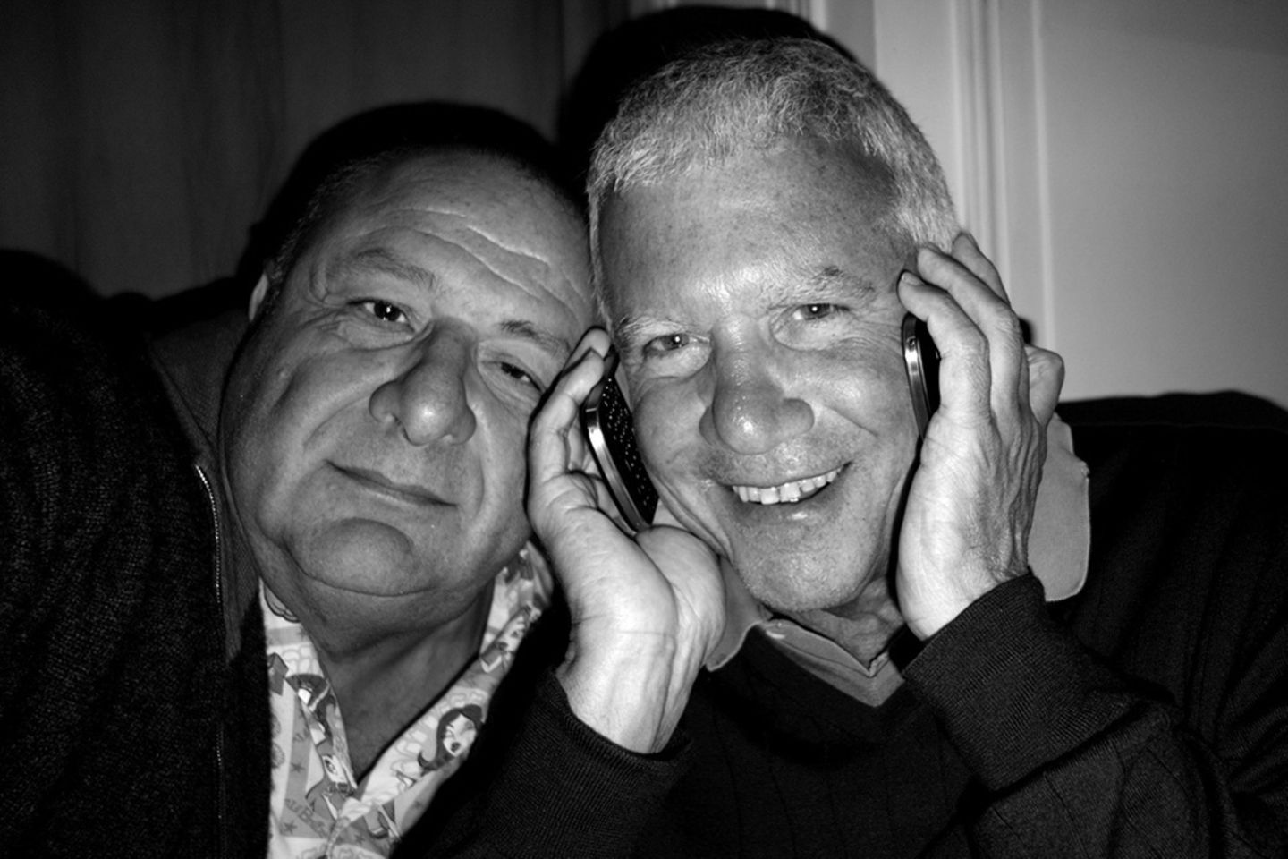 Der Mann mit den zwei Telefonen am Ohr ist Galerist Larry Gagosian, der auch Pigozzis Arbeiten ausgestellt hat